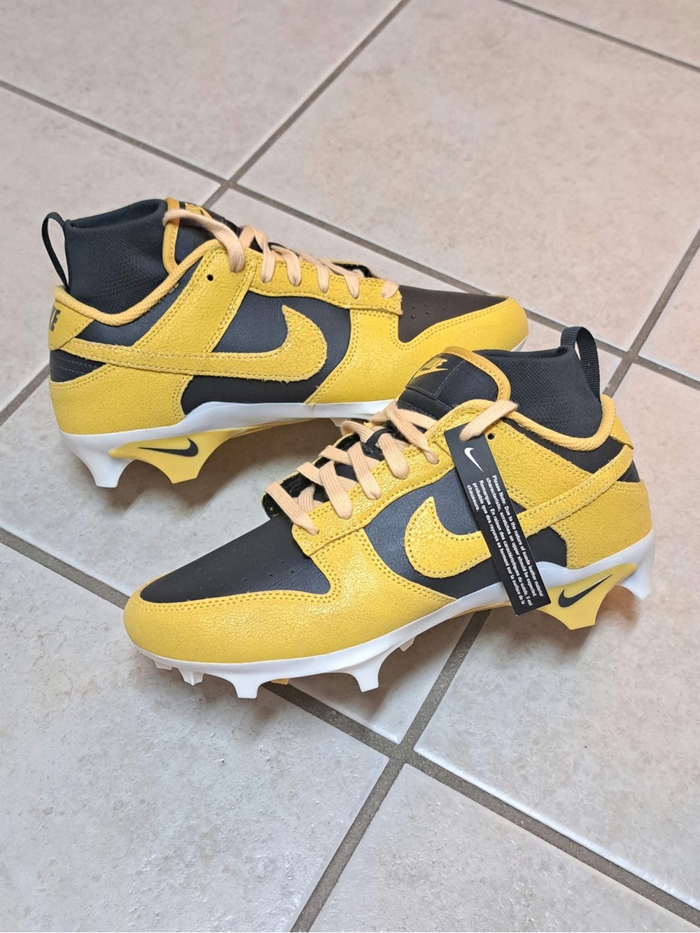 BRAND NEW WITHOUT THE ORIGINAL BOX
NEVER BEEN WORN OR USED
SIZE : MEN'S 7.5
